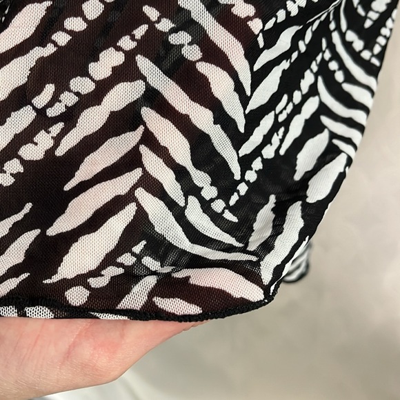 Black and White Chevron Mesh Sarong - Picture 3 of 4